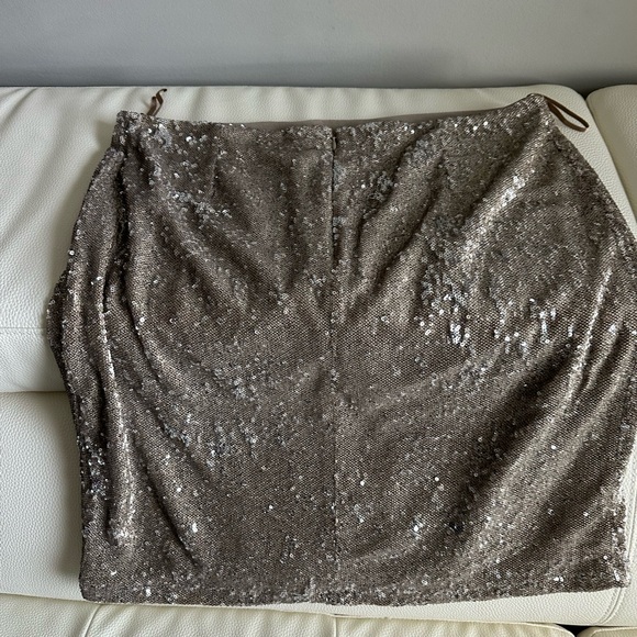 White House Black Market Sequined skirt. Gold/silver - Picture 2 of 9